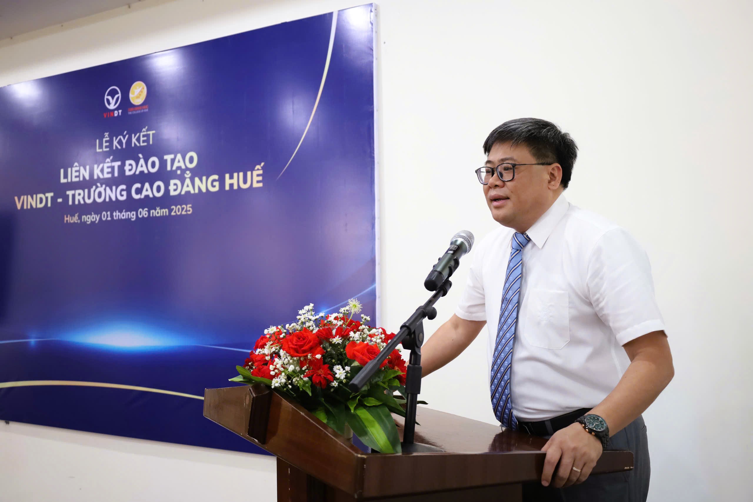 Đại diện Trường Cao đẳng Huế và VinDT ký kết hợp tác triển khai chương trình đào tạo lái xe hạng B bằng xe điện hiện đại.